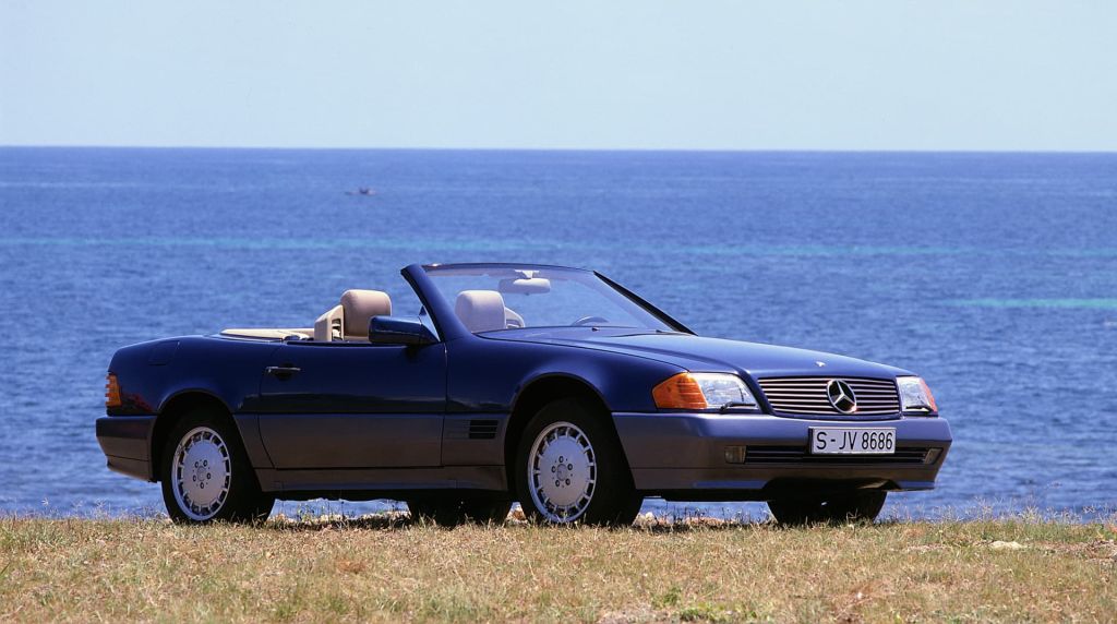 Mercedes-Benz SL (Baureihe R 129, 1989-2001). Das Foto zeigt ein Fahrzeug der ersten Serie. 

Mercedes-Benz SL (R 129 series, 1989-2001). The photo shows a vehicle from the first production. 