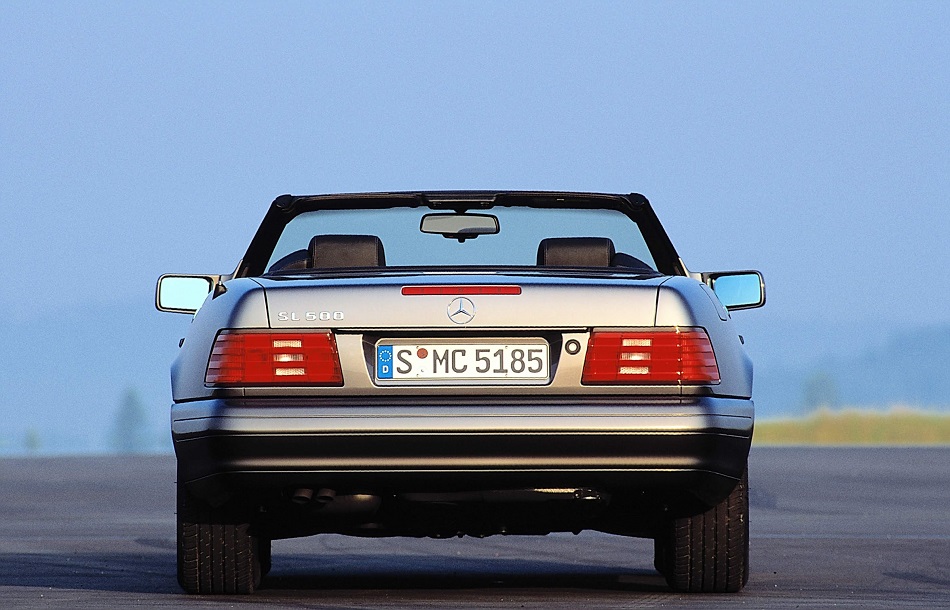 Fixpunkt der SL-Reihe seit vielen Jahren: Mercedes-Benz SL 500, hier der Baureihe R 129 (1989-2001) nach der ersten groÃŸen Modellpflege im Jahr 1995. A fixed star in the SL range for many years: the Mercedes-Benz SL 500, in this case from the R 129 series (1989-2001) after the first major model facelift in 1995.