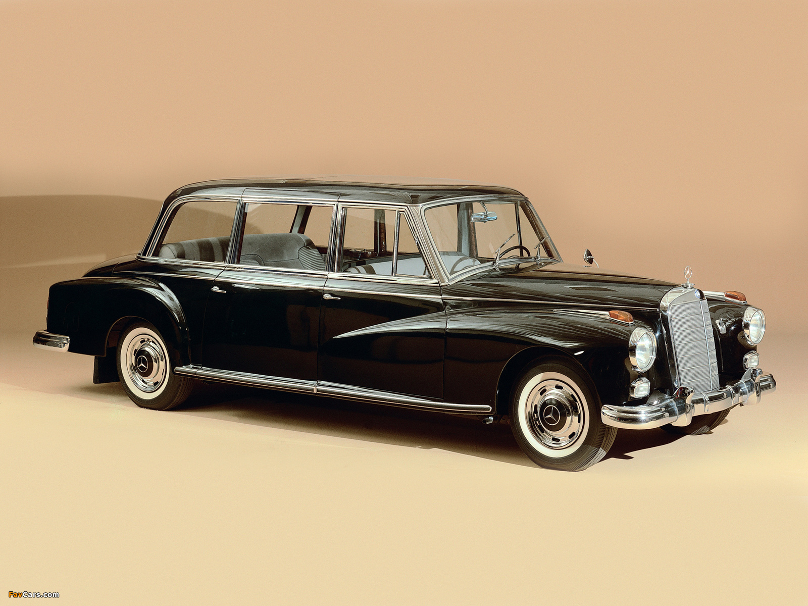 Mercedes-Benz Typ 300 d (Baureihe W 189, 1957 bis 1962), Pullman-Limousine. Heute im Bestand des Mercedes-Benz Museums. Der Typ 300 wurde in mehreren Baureihen insgesamt von 1951 bis 1962 gebaut.